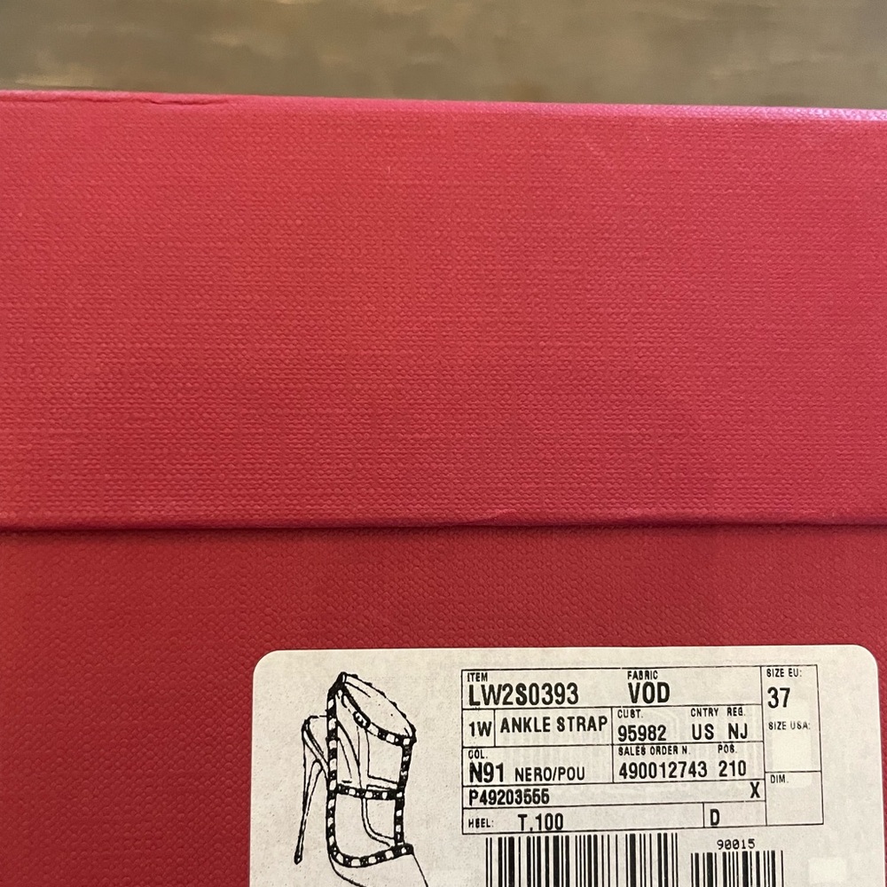 NWT Valentino Rockstud pumps in a size 37 (size 7) - Picture 3 of 4